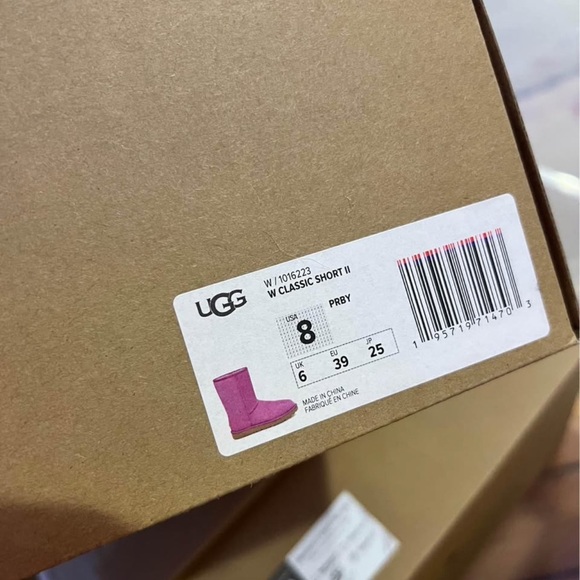 UGG Classic Short II Boot Berry Size 8 - Picture 2 of 2
